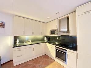 Frigorifero, microonde, forno, piano cottura
