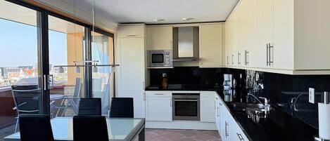 Réfrigérateur, four, plaque de cuisson, lave-vaisselle