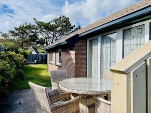Outdoor dining - 1 bedroom accommodation in Callantsoog (Callantsoog)