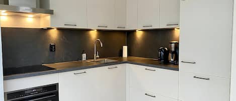 Réfrigérateur, un four, surface de cuisson, lave-vaisselle