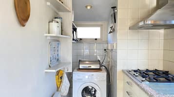 Een koelkast, een magnetron, een kookplaat, een vaatwasser