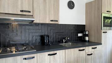 Kjøleskap, mikrobølgeovn, kokeplater og oppvaskmaskin