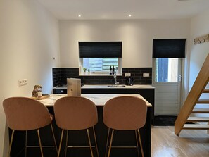 Ovn, kokeplater, oppvaskmaskin og brødrister