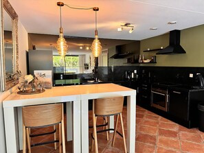 Réfrigérateur, four, plaque de cuisson, lave-vaisselle