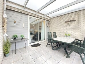 Outdoor dining - 2 bedroom accommodation in Callantsoog (Callantsoog)
