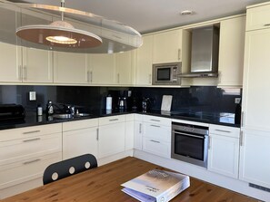 Réfrigérateur, four, plaque de cuisson, lave-vaisselle