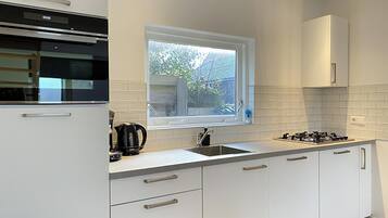 Réfrigérateur, micro-ondes, plaque de cuisson, lave-vaisselle