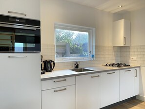 Kjøleskap, mikrobølgeovn, kokeplater og oppvaskmaskin