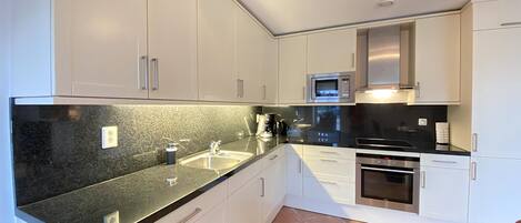 Fridge, oven, stovetop, dishwasher