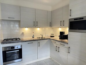 Fridge, oven, stovetop, dishwasher