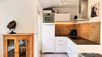 Een koelkast, een oven, een kookplaat, een waterkoker