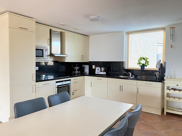 Kühlschrank, Ofen, Herdplatte, Geschirrspüler