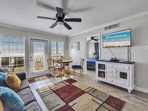 시그니처 콘도, 침실 3개, 금연, 해변 전망 | 거실 | 위성 채널 시청이 가능한 50인치 스마트 TV