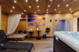 Sauna, hot tub, steam room