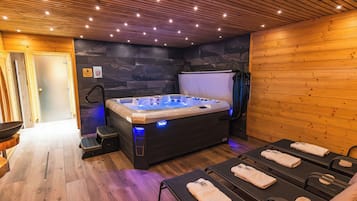 Indoor spa tub