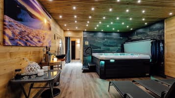 Sauna, hot tub, steam room