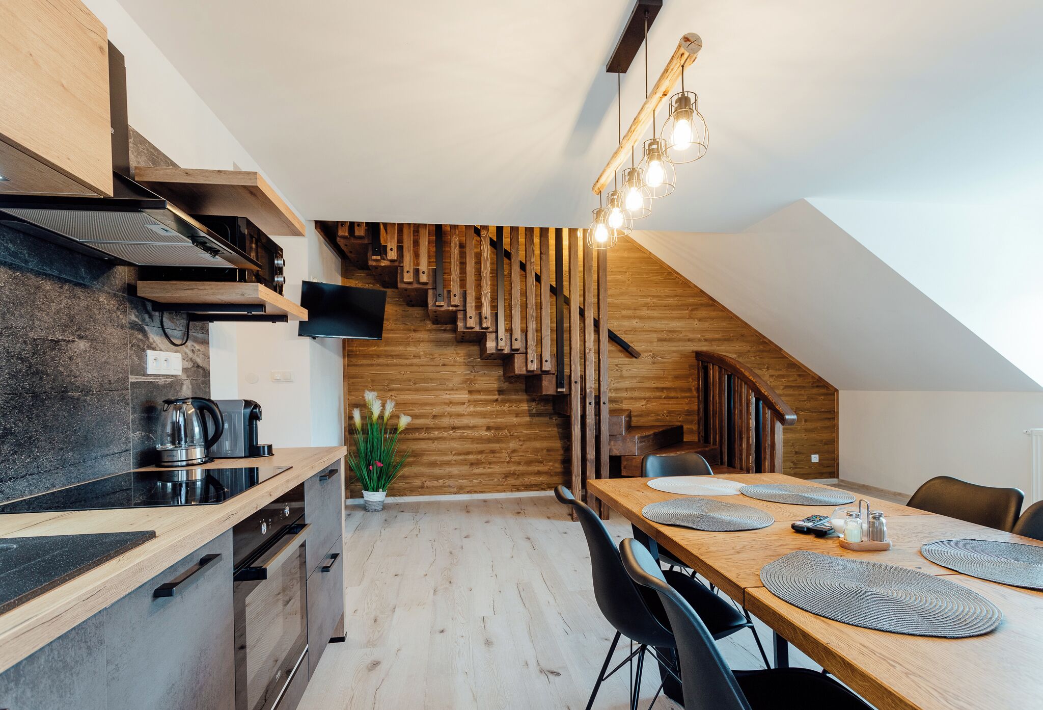 Familie studio suite | Privékeuken | Een koelkast, een magnetron, een koffiezetapparaat/waterkoker