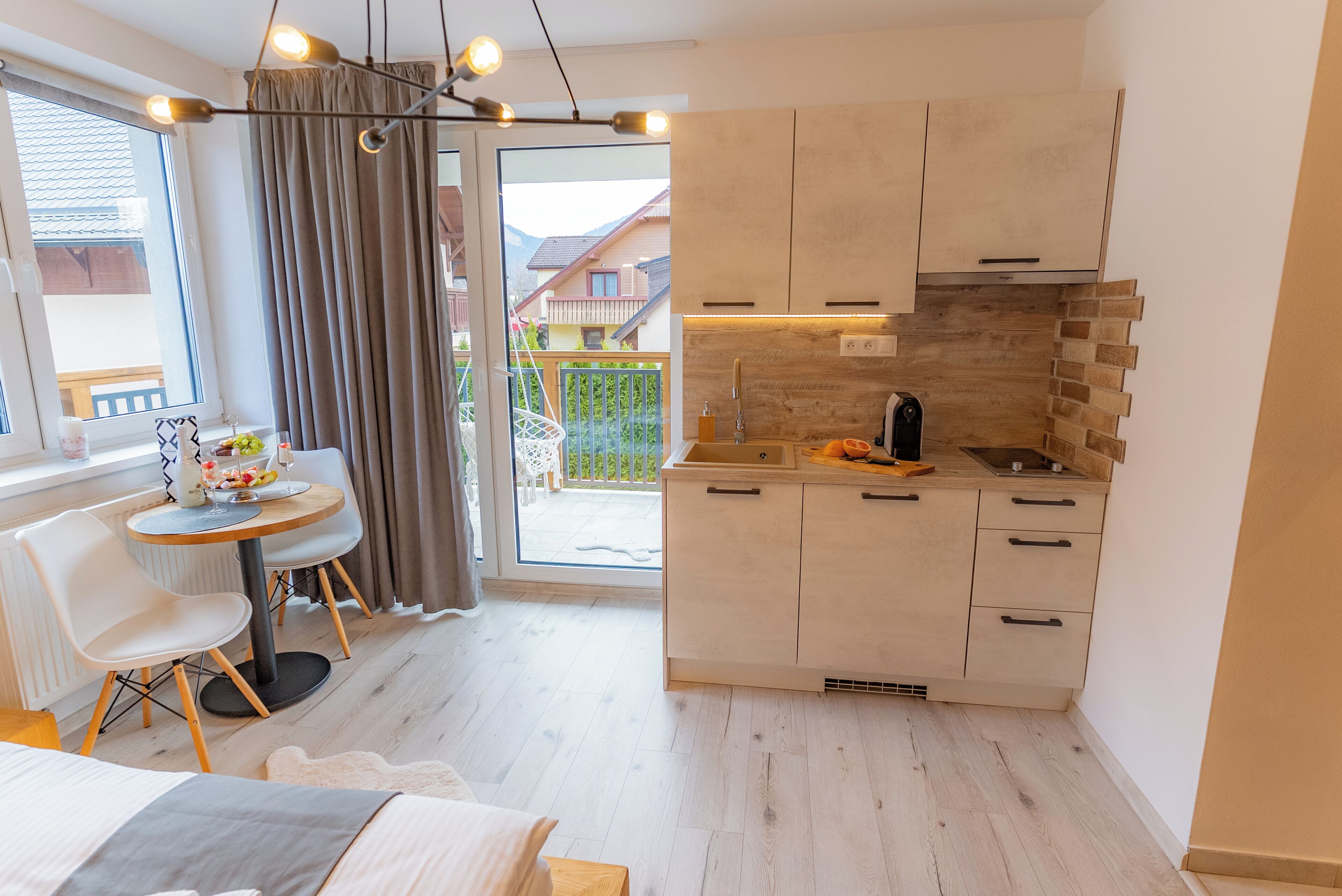 Una cocina compacta con zona de comedor, un ventanal y vistas al exterior.