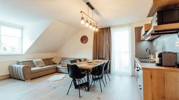 Family Studio Suite | Hypo-allergenic bedding, in-room safe, laptop workspace, blackout drapes