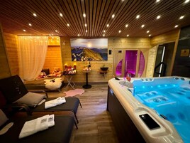 Sauna, hot tub, steam room