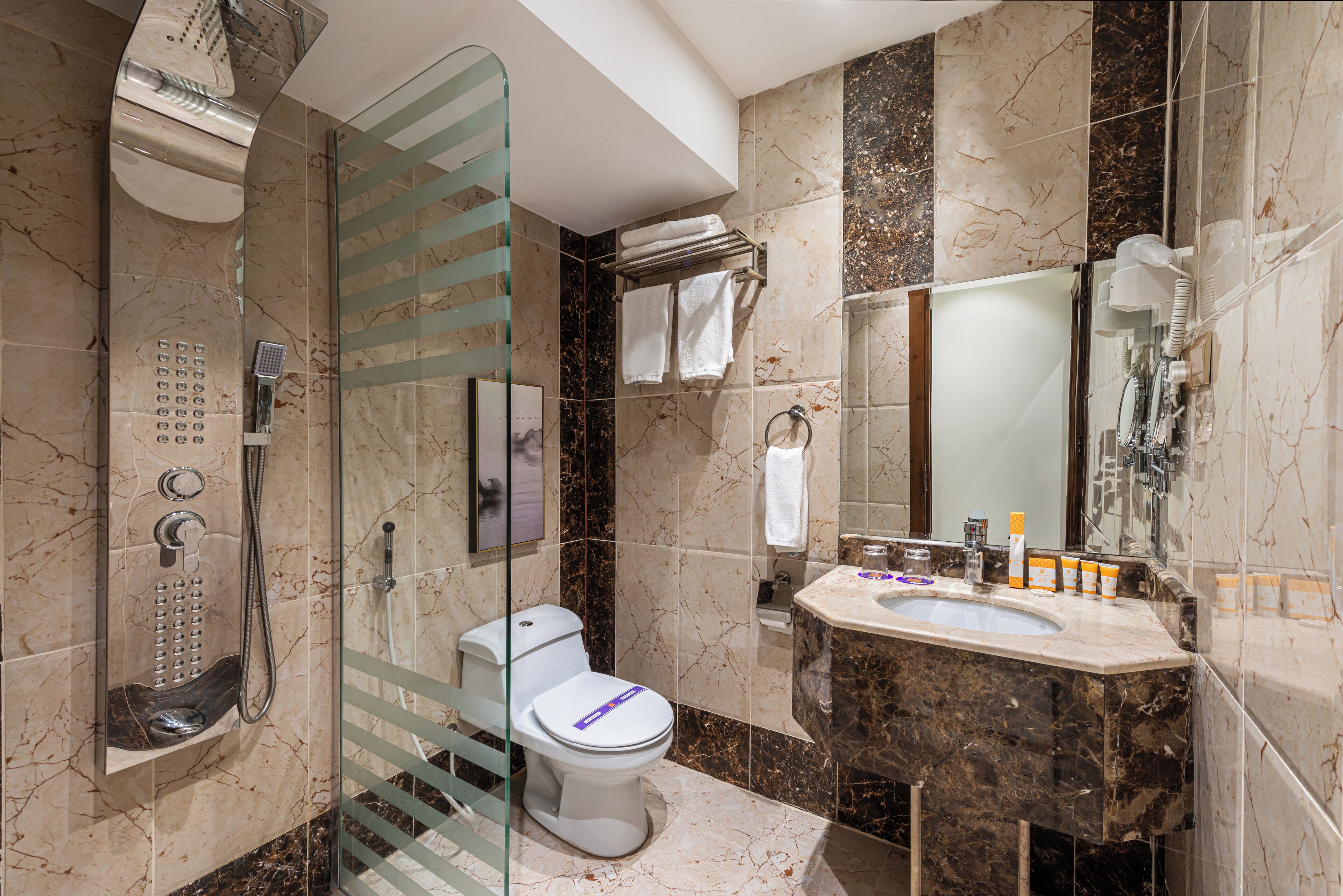 Haartrockner, Handtücher, Seife, Shampoo