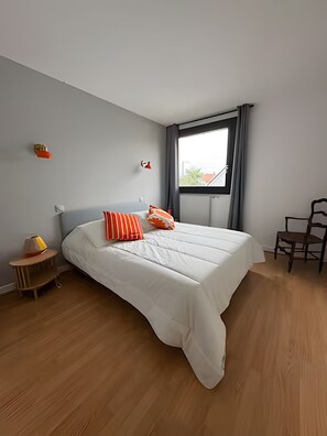 3 室のベッドルーム、アイロン / アイロン台、WiFi、ベッドシーツ