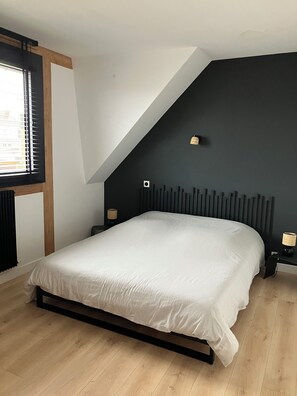 3 bedrooms, desk, iron/ironing board, travel cot