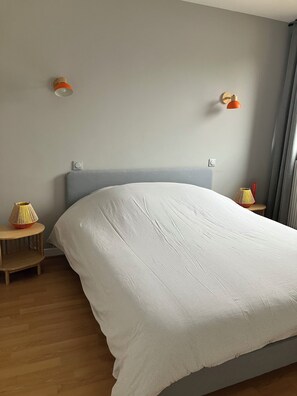 3 bedrooms, desk, iron/ironing board, travel crib