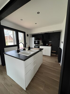 Een koelkast, een microgolfoven, een oven, een kookplaat