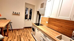 Frigorífico, microondas, horno y placa de cocina