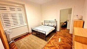 1 dormitorio, escritorio, tabla de planchar con plancha y wifi