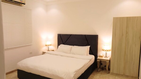 3 habitaciones, tabla de planchar con plancha y ropa de cama 