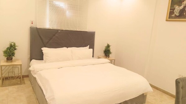 3 dormitoris, planxa i posts de planxar i roba de llit