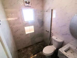 Dutxa, assecador de cabells, bidet i tovalloles