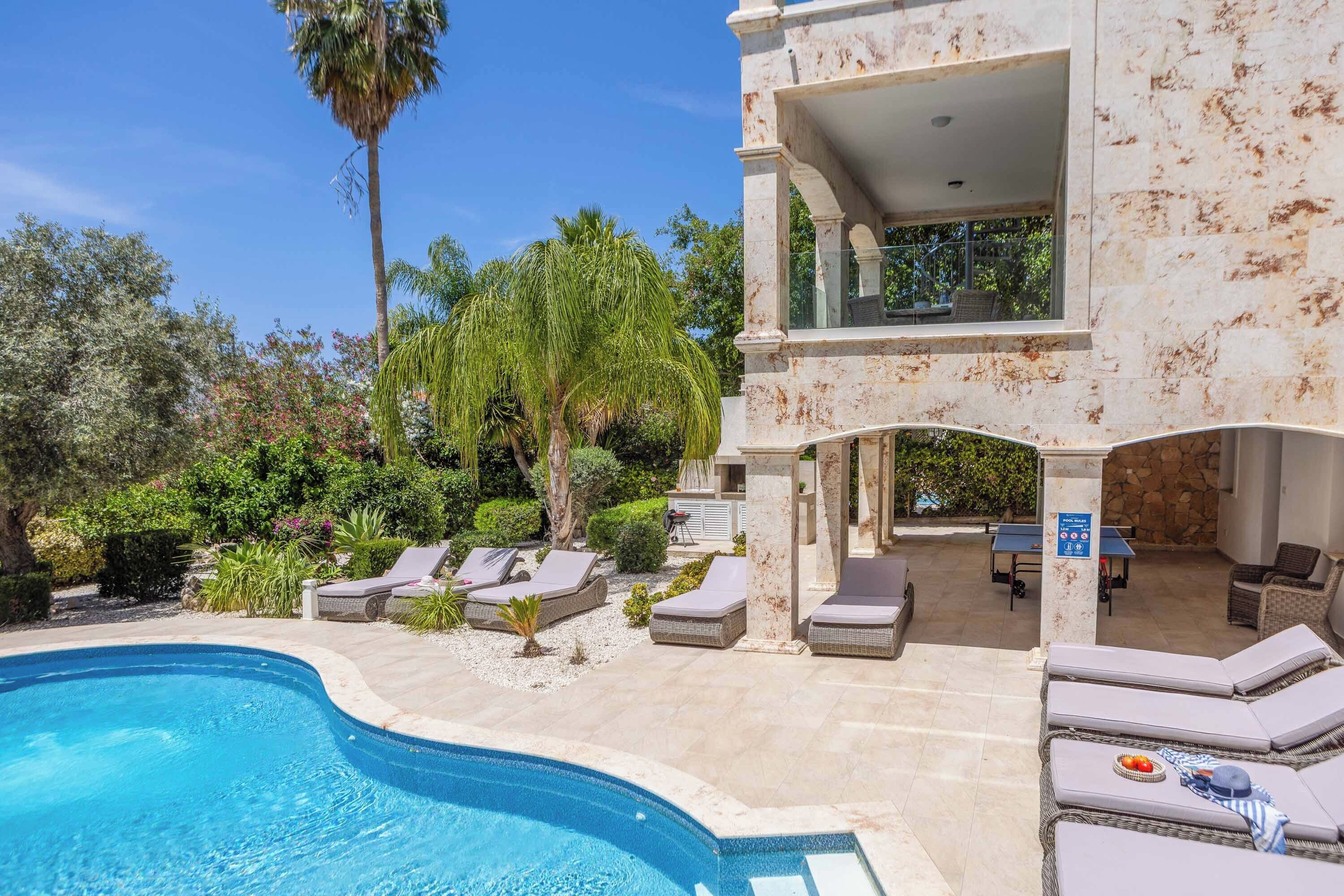 فيلا (5 Bedrooms) | المنشأة من الخارج