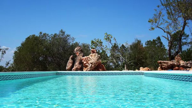 A clear blue pool with a geometric tile border, surrounded by natural rock formations and trees. - Casa Vale vinagre - Villa large pool for max. 8 persons (São Bartolomeu de Messines)