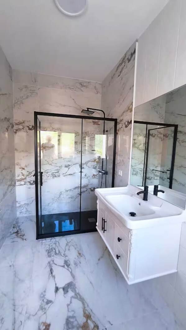 Shower, hair dryer, towels