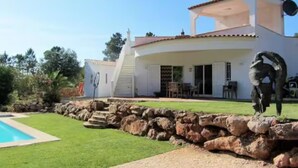 A white villa with a swimming pool, stone wall, and outdoor seating area. - Casa Vale vinagre - Villa large pool for max. 8 persons (São Bartolomeu de Messines)