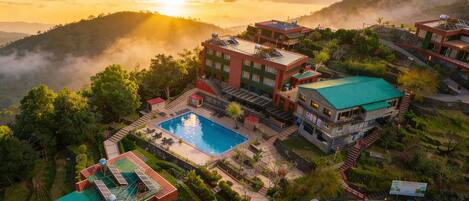 Una piscina al aire libre