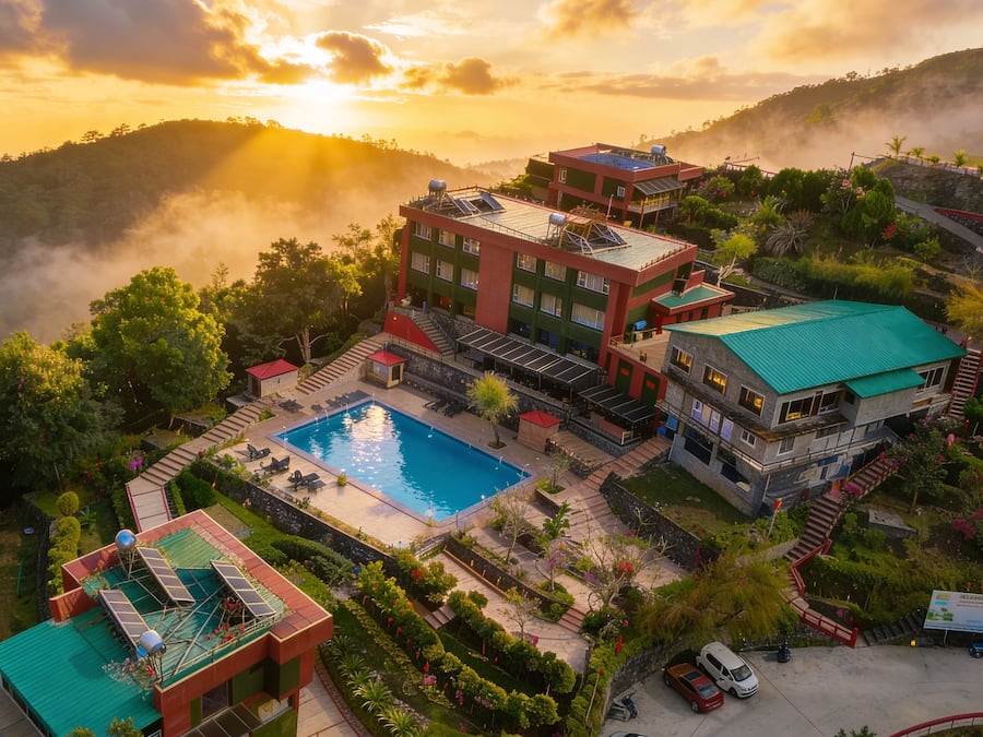 Una piscina al aire libre