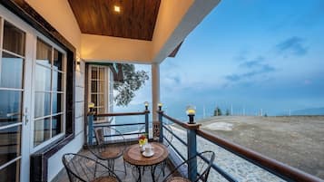 Grand Bungalow | Balcony view