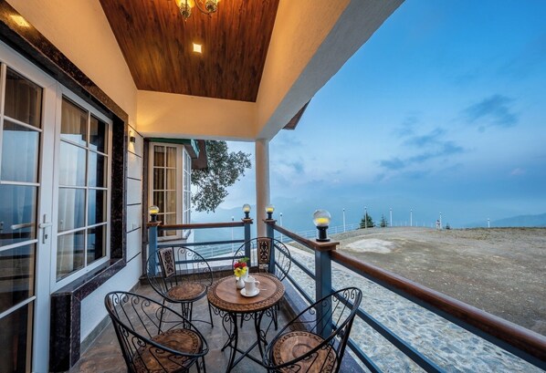 Grand Bungalow | Balcony view