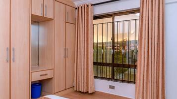 3 habitaciones, caja de seguridad en la habitación y escritorio