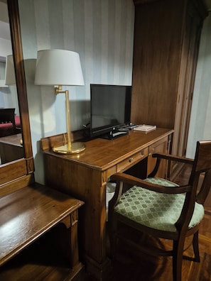 Literie hypoallergénique, coffres-forts dans les chambres, bureau