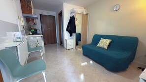 Living area - The Tiny House is your city retreat in Rome.  (Roma)