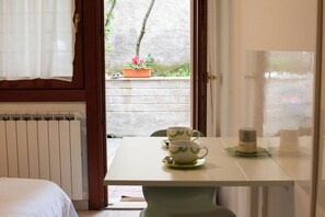 1 bedroom, bed sheets - The Tiny House is your city retreat in Rome.  (Roma)