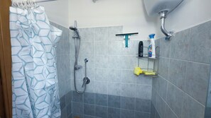 Haartrockner, Handtücher, Seife, Toilettenpapier