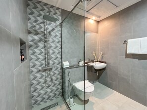 Estudio, acceso a la piscina | Baño | Ducha