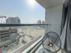 Estudio, acceso a la piscina | Balcón