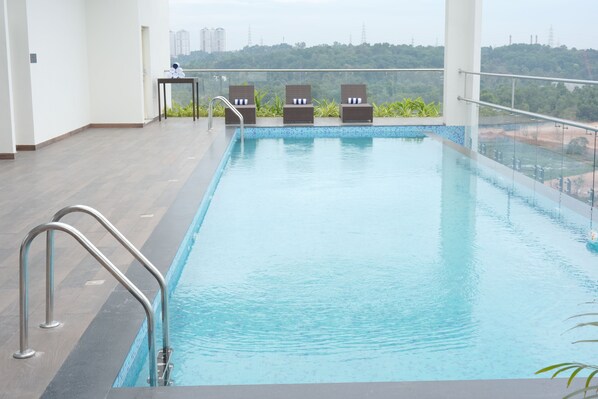 Una piscina con vista a un paisaje urbano.